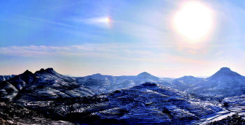 蒙阴岱崮地貌山区现天象奇观 两个太阳当空照